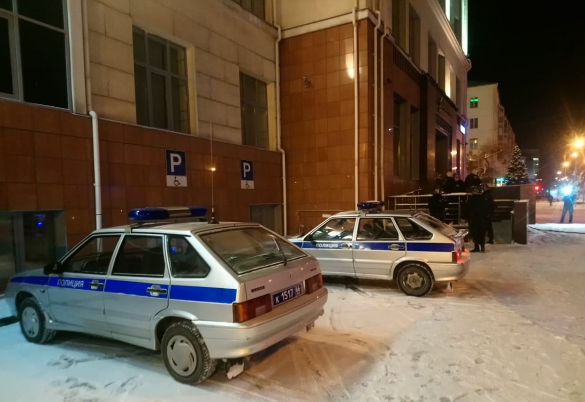 Прошедшей ночью в Екатеринбурге загорелся СКБ-банк на Куйбышева Прошедшей ночью в Екатеринбурге загорелся СКБ-банк на Куйбышева