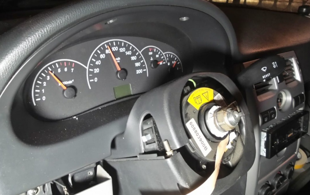 В Екатеринбурге на улице Свердлова девушка на Lada Priora снесла дорожное ограждение В Екатеринбурге на улице Свердлова девушка на Lada Priora снесла дорожное ограждение