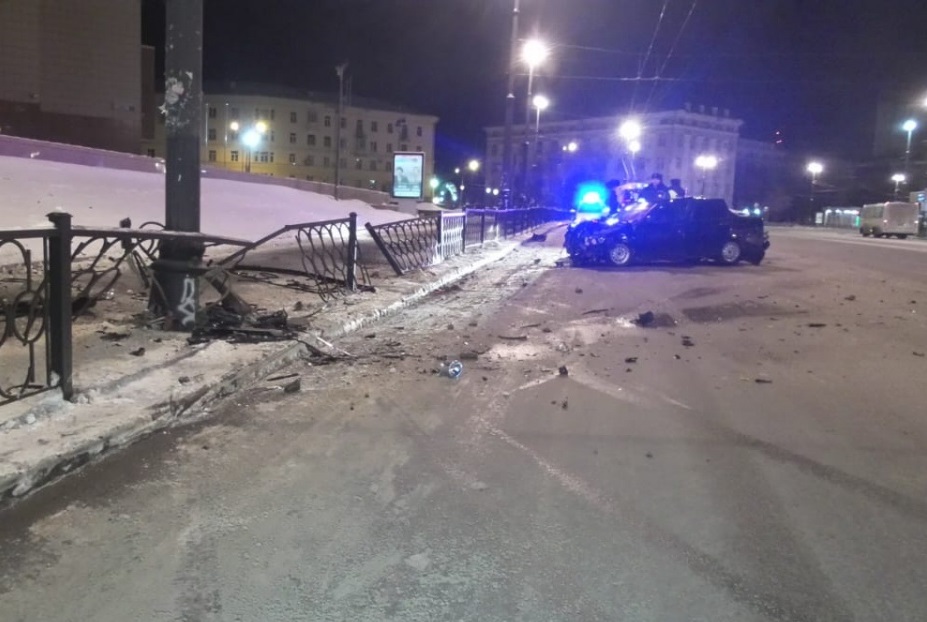 В Екатеринбурге на улице Свердлова девушка на Lada Priora снесла дорожное ограждение В Екатеринбурге на улице Свердлова девушка на Lada Priora снесла дорожное ограждение