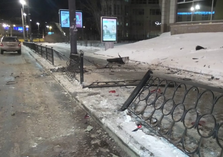 В Екатеринбурге на улице Свердлова девушка на Lada Priora снесла дорожное ограждение В Екатеринбурге на улице Свердлова девушка на Lada Priora снесла дорожное ограждение