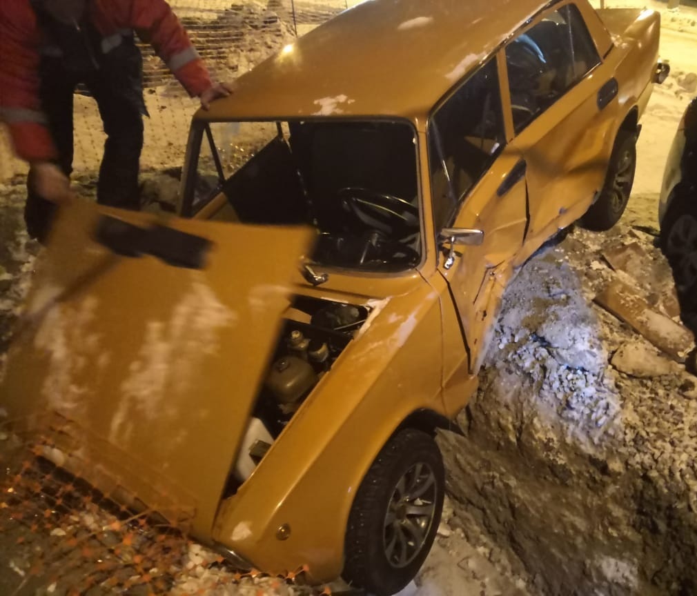 На Уралмаше в результате ДТП два автомобиля оказались в траншее На Уралмаше в результате ДТП два автомобиля оказались в траншее