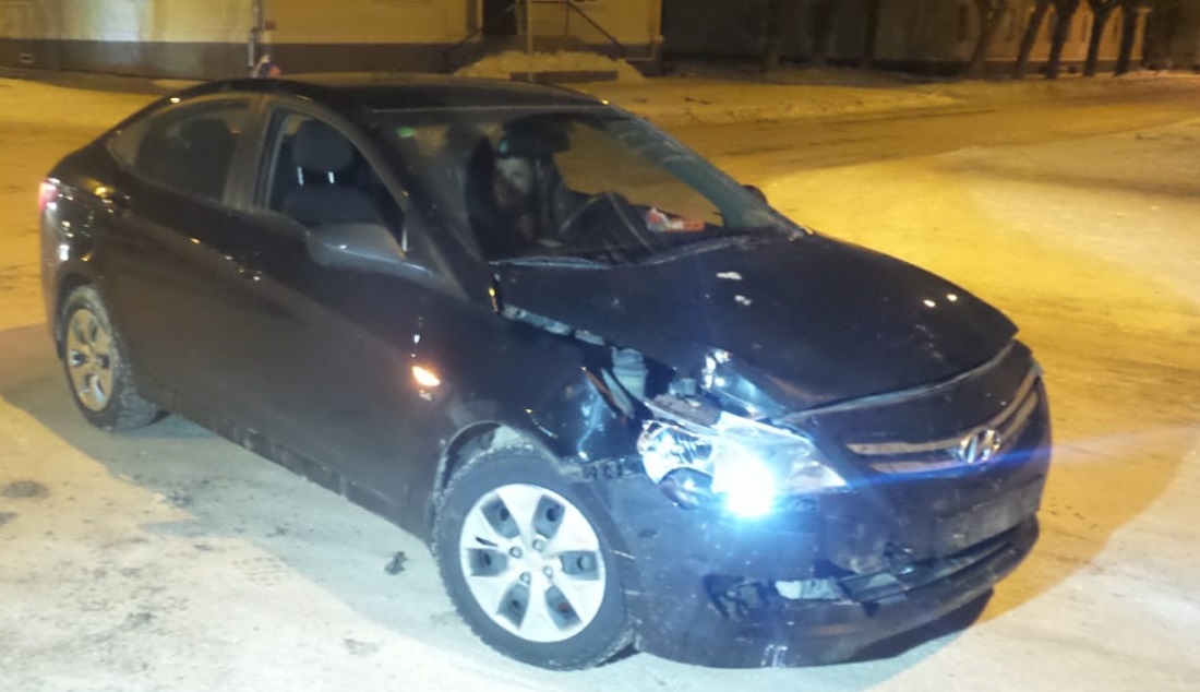 На Уралмаше в результате ДТП два автомобиля оказались в траншее На Уралмаше в результате ДТП два автомобиля оказались в траншее