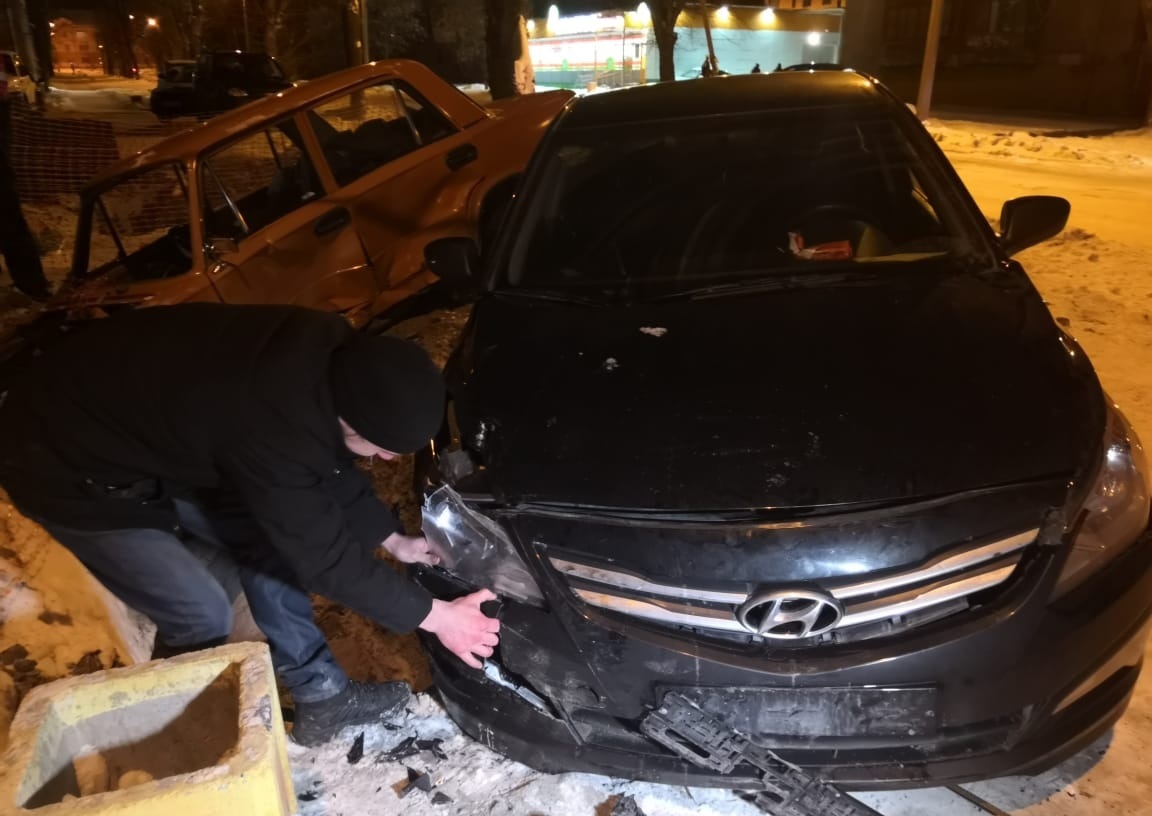 На Уралмаше в результате ДТП два автомобиля оказались в траншее На Уралмаше в результате ДТП два автомобиля оказались в траншее