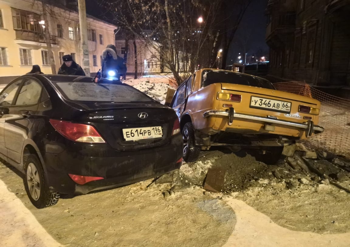 На Уралмаше в результате ДТП два автомобиля оказались в траншее На Уралмаше в результате ДТП два автомобиля оказались в траншее
