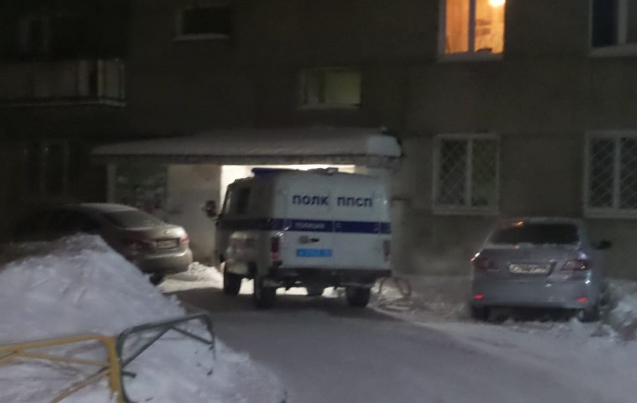 В Екатеринбурге в результате ночной стрельбы в жилом доме ранено два полицейских В Екатеринбурге в результате ночной стрельбы в жилом доме ранено два полицейских
