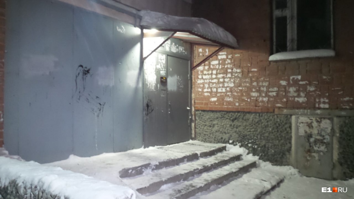 В Екатеринбурге в результате ночной стрельбы в жилом доме ранено два полицейских В Екатеринбурге в результате ночной стрельбы в жилом доме ранено два полицейских