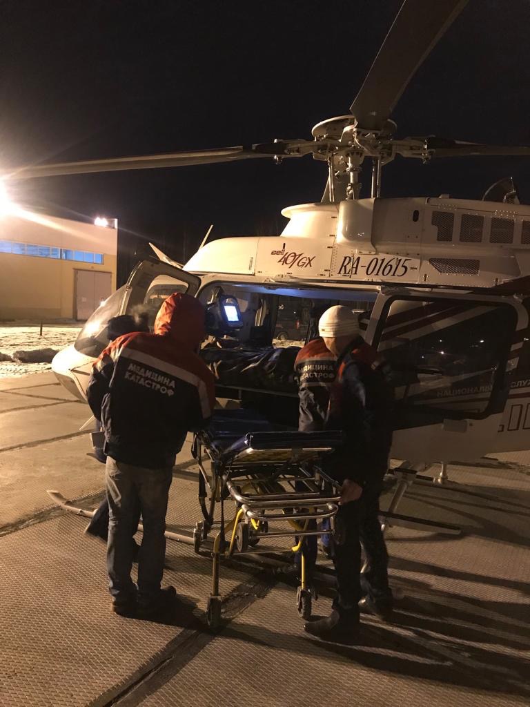 На вертолёте доставили в больницу Екатеринбурга: в Свердловской области на девочку упало стекло 