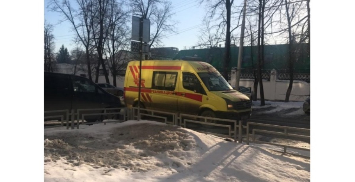 В Екатеринбурге сошедший с крыши ледяной оползень накрыл беременную женщину