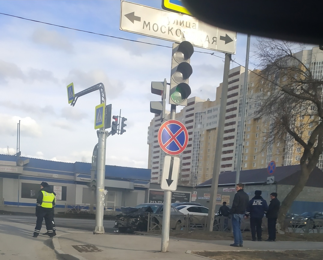 На улице Московской в Екатеринбурге в лобовом столкновении сошлись Mitsubishi и Audi