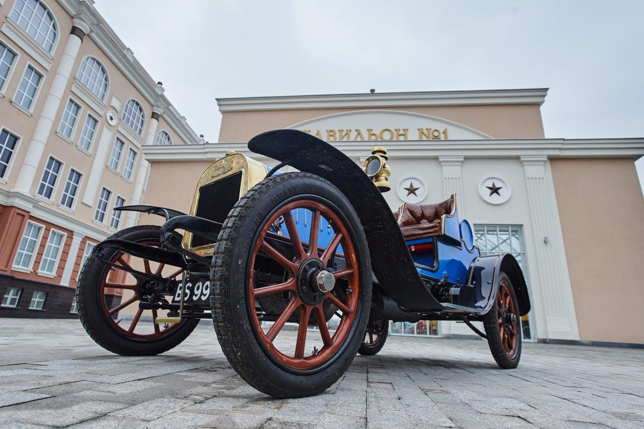 Столетний автомобиль французских промышленников приехал в Екатеринбург