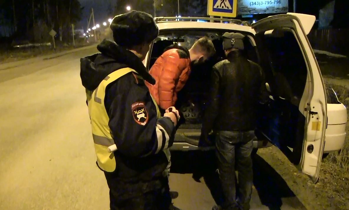 На въезде в Екатеринбург в трех автомобилях нашли наркотики