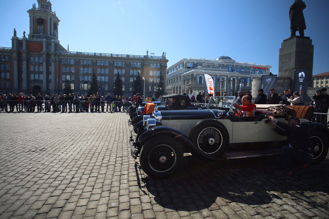 В Екатеринбурге прошел баттл 100-летних автомобилей В Екатеринбурге прошел баттл 100-летних автомобилей