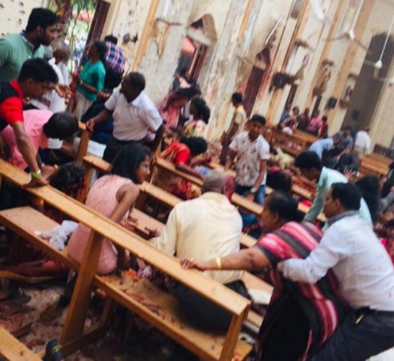 Более 50 человек стали жертвами взрывов во время празднования Пасхи на Шри-Ланке