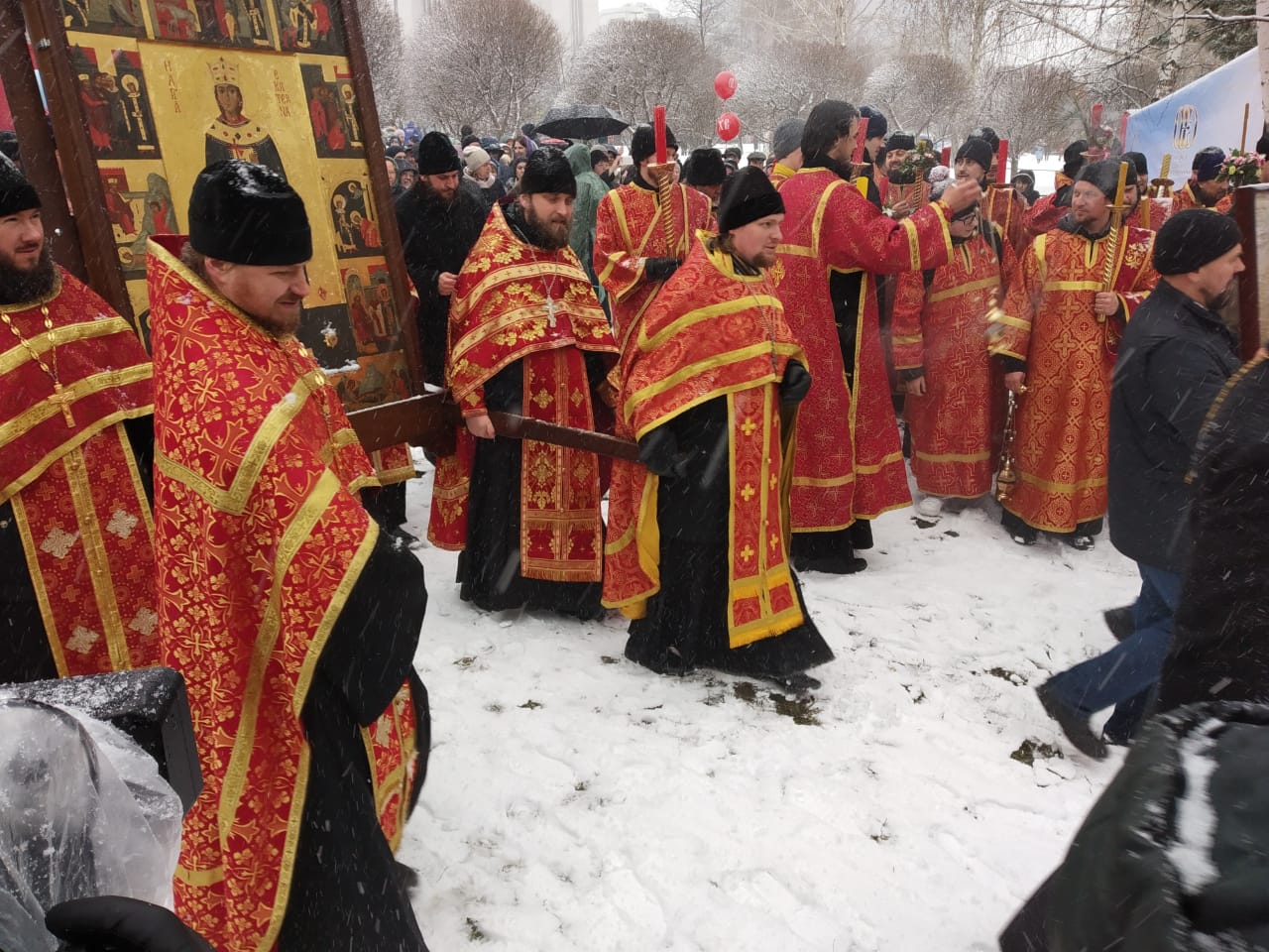 20 тысяч человек прошли пасхальным крестным ходом в Екатеринбурге 20 тысяч человек прошли пасхальным крестным ходом в Екатеринбурге