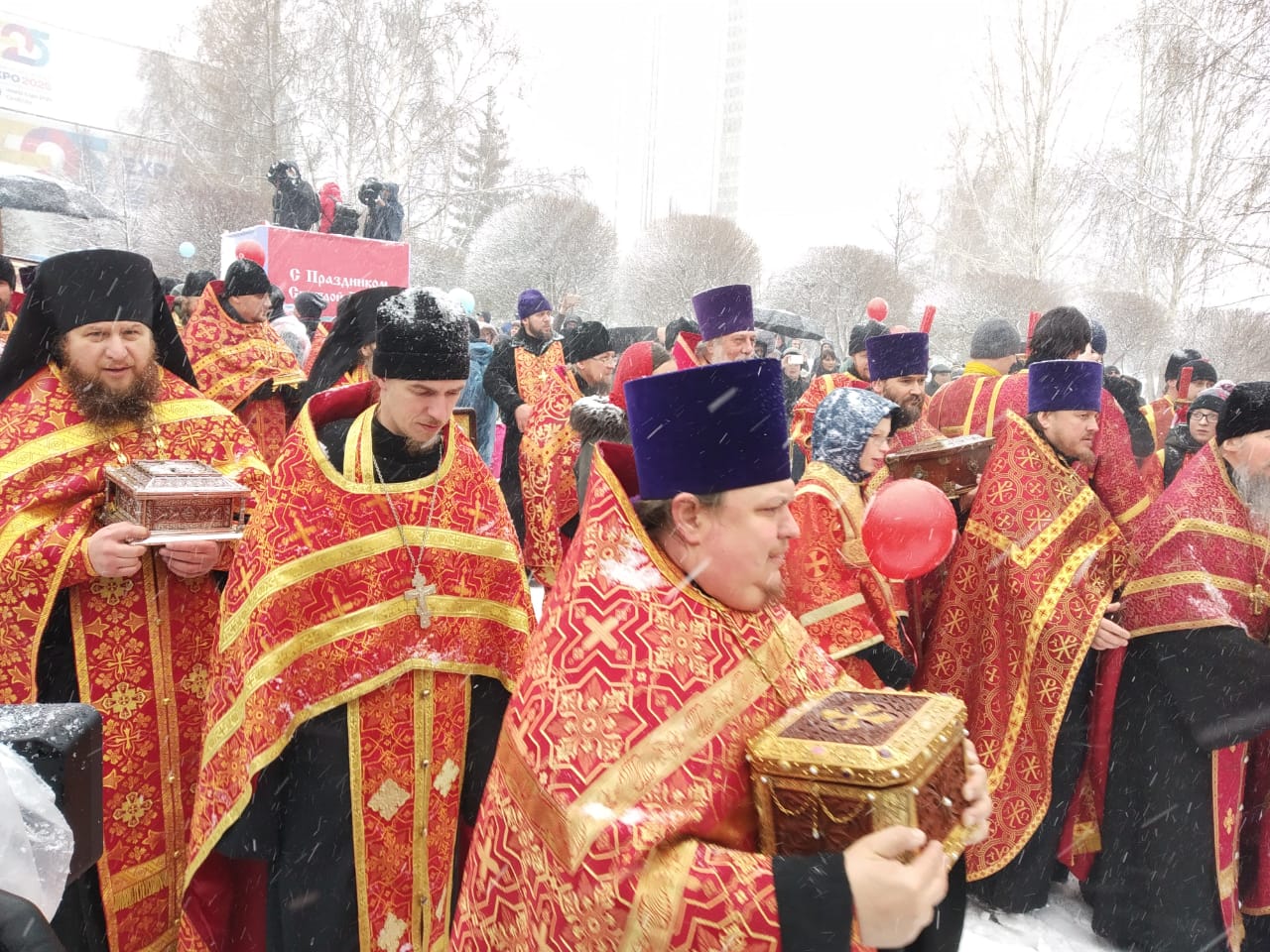20 тысяч человек прошли пасхальным крестным ходом в Екатеринбурге 20 тысяч человек прошли пасхальным крестным ходом в Екатеринбурге
