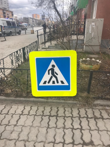В Екатеринбурге на мальчика упал дорожный знак
