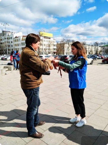 В Екатеринбурге начали раздавать Георгиевские ленты
