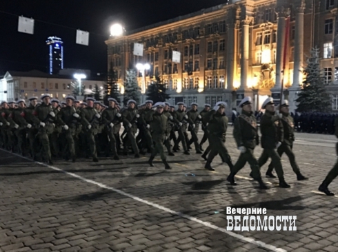 Первая в году: в Екатеринбурге прошла репетиция парада Победы с участием военной техники