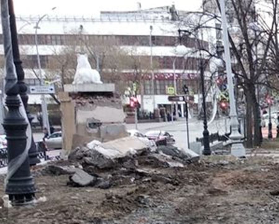 В Екатеринбурге вандалы продолжают громить сквер за Оперным театром В Екатеринбурге вандалы продолжают громить сквер за Оперным театром