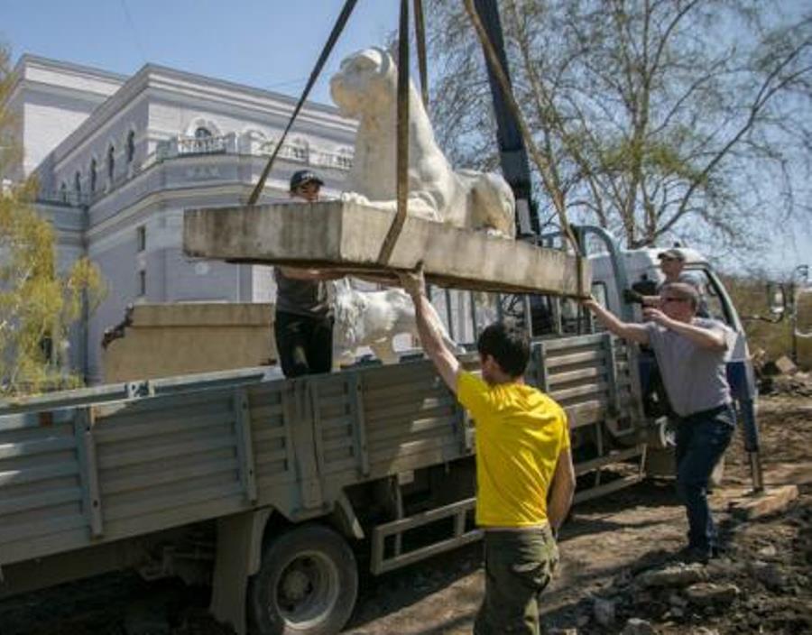 В Екатеринбурге вандалы продолжают громить сквер за Оперным театром В Екатеринбурге вандалы продолжают громить сквер за Оперным театром