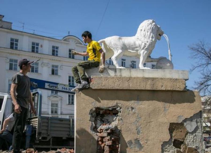 В Екатеринбурге вандалы продолжают громить сквер за Оперным театром