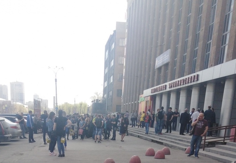 В Екатеринбурге снова массово эвакуируют посетителей торговых центров В Екатеринбурге снова массово эвакуируют посетителей торговых центров