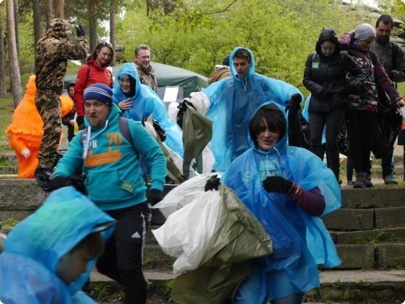 На «Чистых играх» в Шарташском лесопарке собрали более 100 мешков мусора