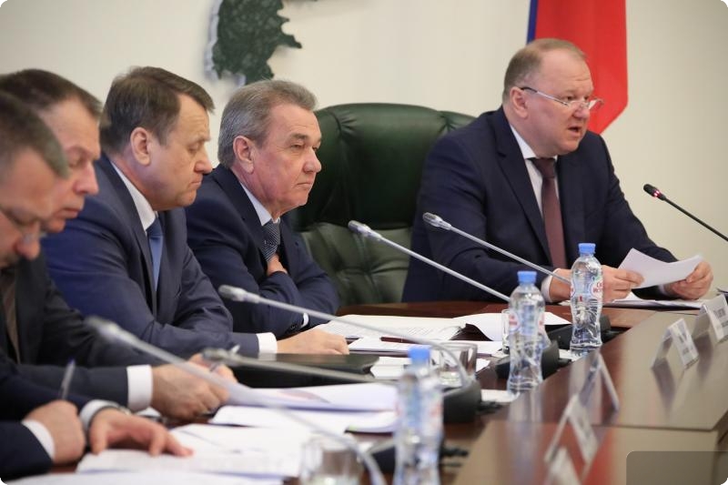 Замруководителя администрации президента Магомедов провел совещание в Екатеринбурге