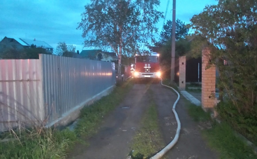 На Чусовском тракте сгорел дом из бутылок, погиб мужчина построивший его На Чусовском тракте сгорел дом из бутылок, погиб мужчина построивший его