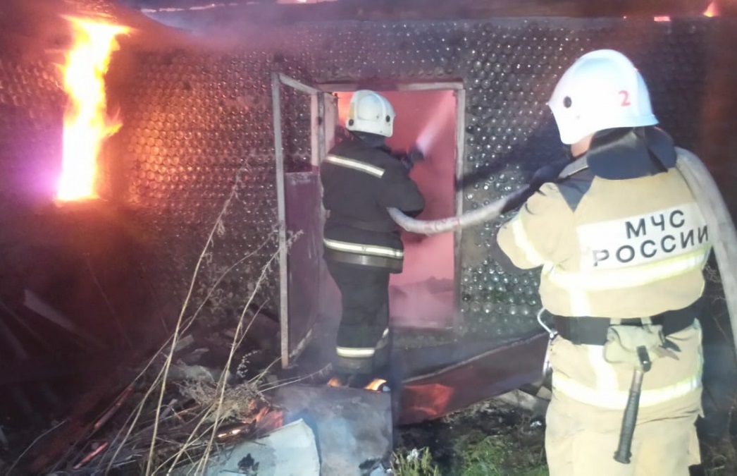 На Чусовском тракте сгорел дом из бутылок, погиб мужчина построивший его На Чусовском тракте сгорел дом из бутылок, погиб мужчина построивший его
