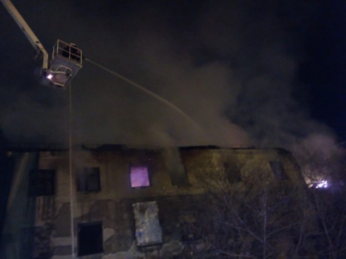 В центре Екатеринбурга из-за пожара в заброшенном здании перекрыли движение по улице Маршала Жукова