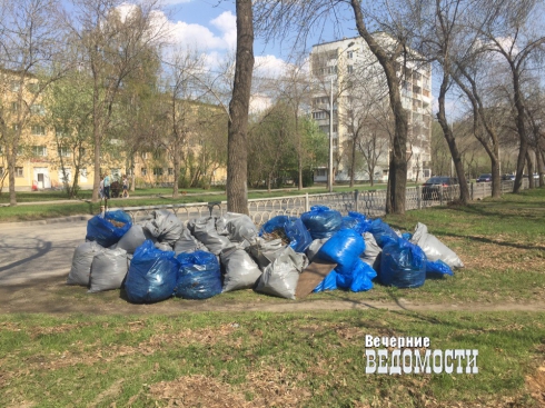 В Екатеринбурге прошел «консульский» субботник в сквере, названном в честь армянского композитора