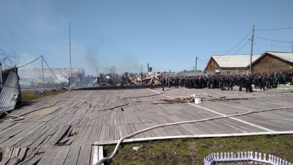 На место вылетел вертолёт Ми-8: в Свердловской области загорелась исправительная колония На место вылетел вертолёт Ми-8: в Свердловской области загорелась исправительная колония
