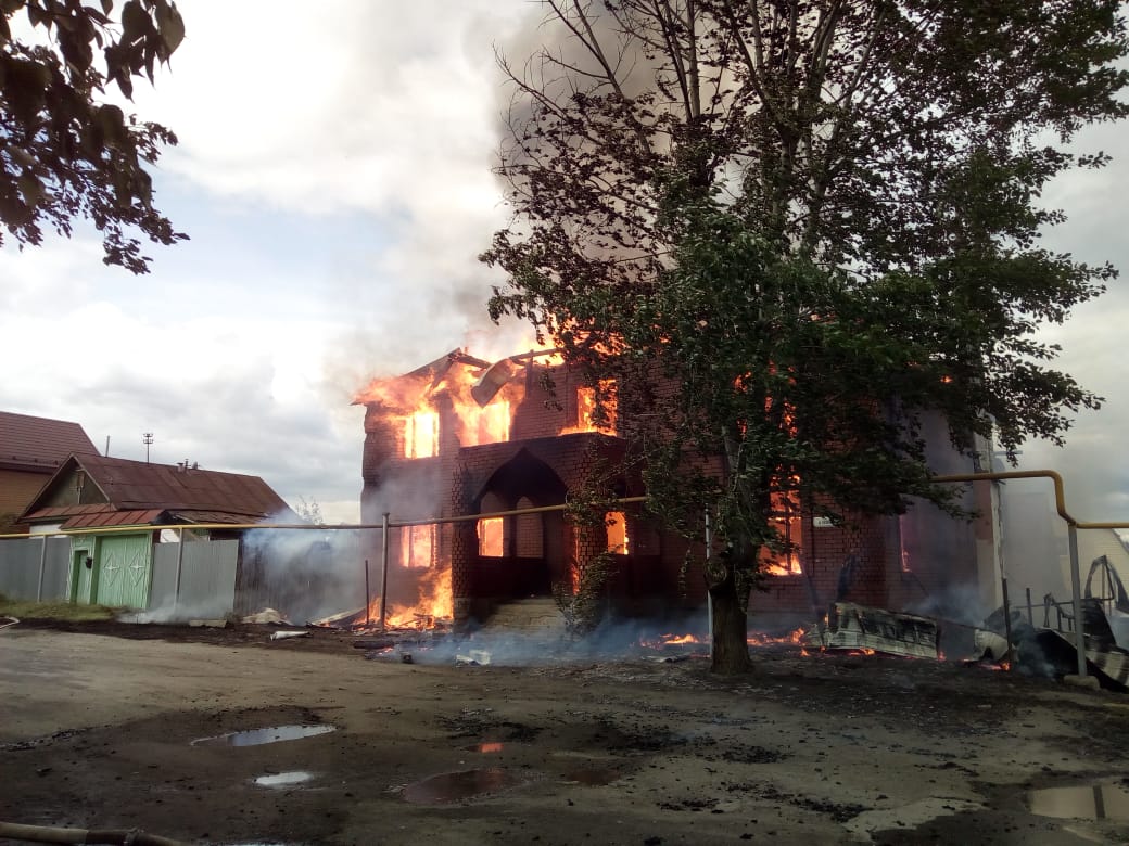 В Екатеринбурге сгорел «дворец» в Цыганском поселке