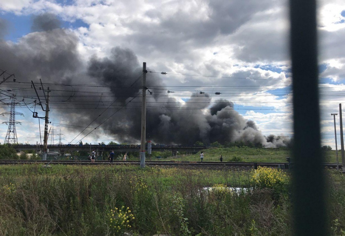 В Екатеринбурге горят склады на Сортировке