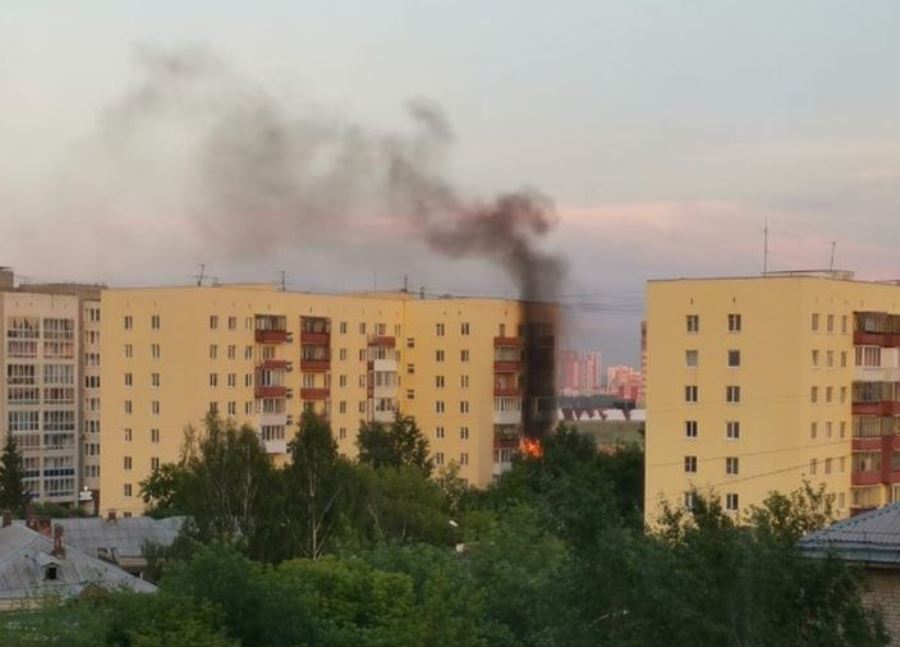 Выпрыгнул с 4 этажа: в Екатеринбурге загорелся балкон многоэтажки Выпрыгнул с 4 этажа: в Екатеринбурге загорелся балкон многоэтажки