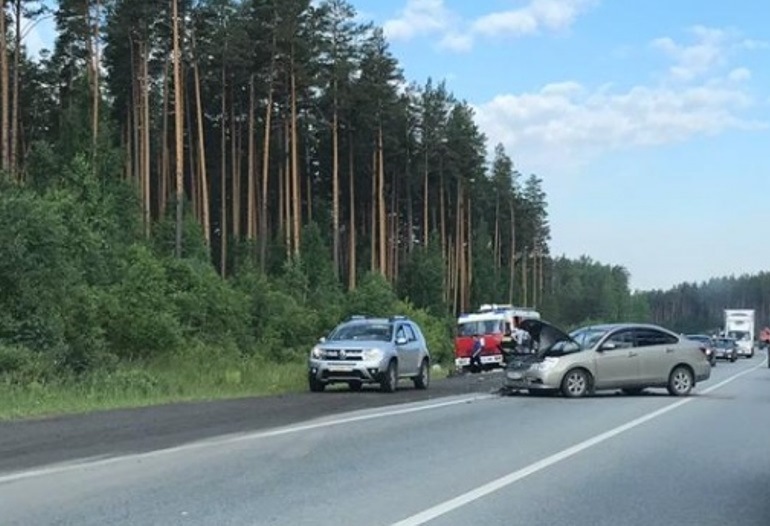 ЕКАД встал в многокилометровую пробку из-за аварии ЕКАД встал в многокилометровую пробку из-за аварии