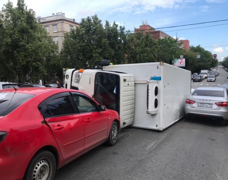 На Первомайской в Екатеринбурге перевернулся грузовик На Первомайской в Екатеринбурге перевернулся грузовик