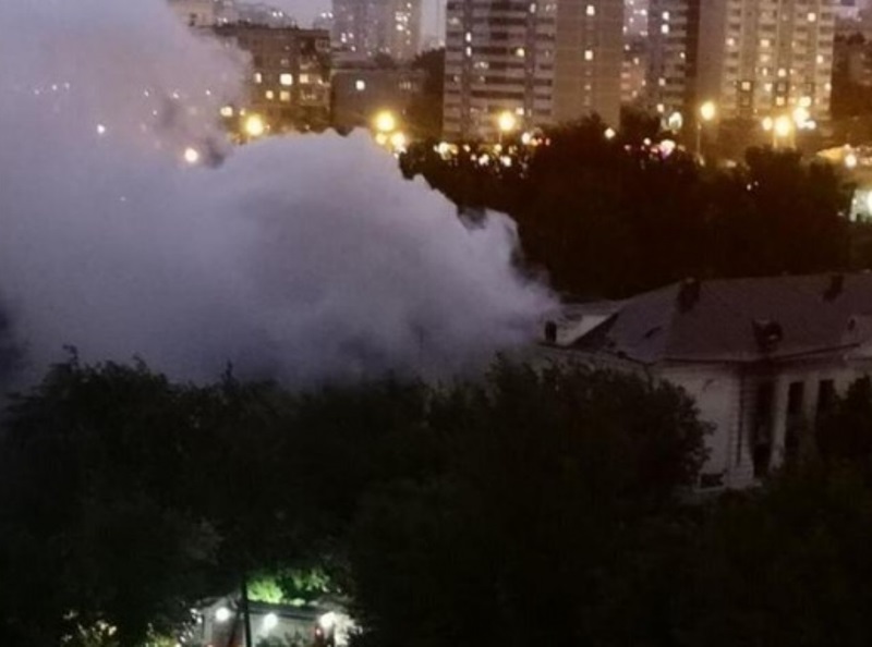 Пожарные потушили здание заброшенной школы на ВИЗе Пожарные потушили здание заброшенной школы на ВИЗе