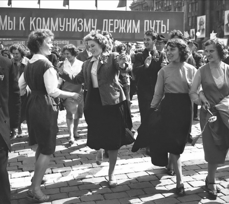«Екатеринбург. История города в фотографии. 1960-е — 1991» «Екатеринбург. История города в фотографии. 1960-е — 1991»