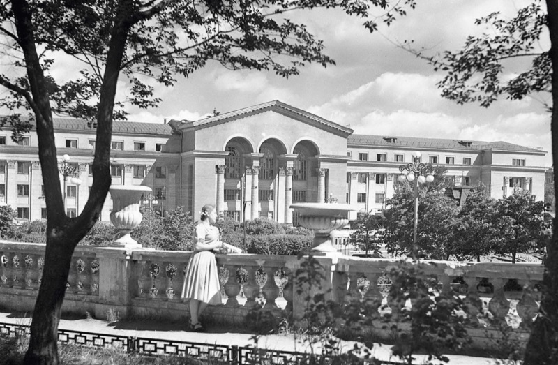 «Екатеринбург. История города в фотографии. 1960-е — 1991» «Екатеринбург. История города в фотографии. 1960-е — 1991»