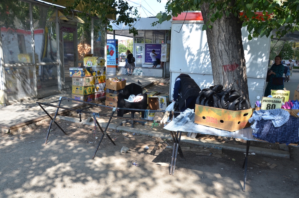 В Екатеринбурге полицейские не реагируют на незаконную уличную торговлю на Эльмаше