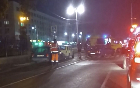На земле остались следы крови: в центре Екатеринбурга ночью в ДТП пострадал человек