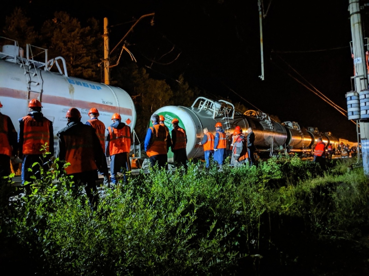 На Урале с рельсов сошли пять вагонов грузового поезда На Урале с рельсов сошли пять вагонов грузового поезда