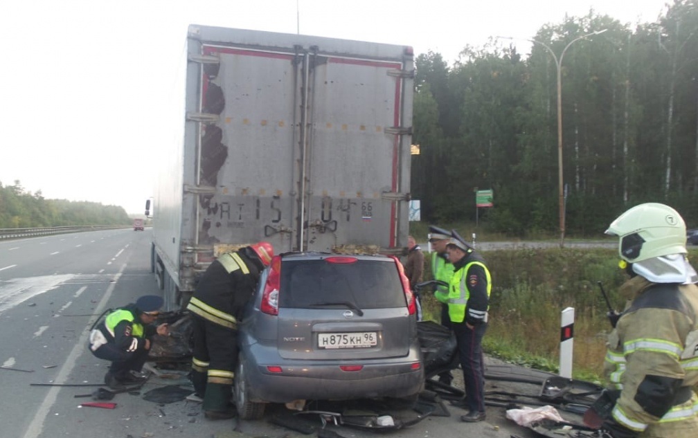 Погиб на месте происшествия: на Серовском тракте водитель легковушки влетел в фуру