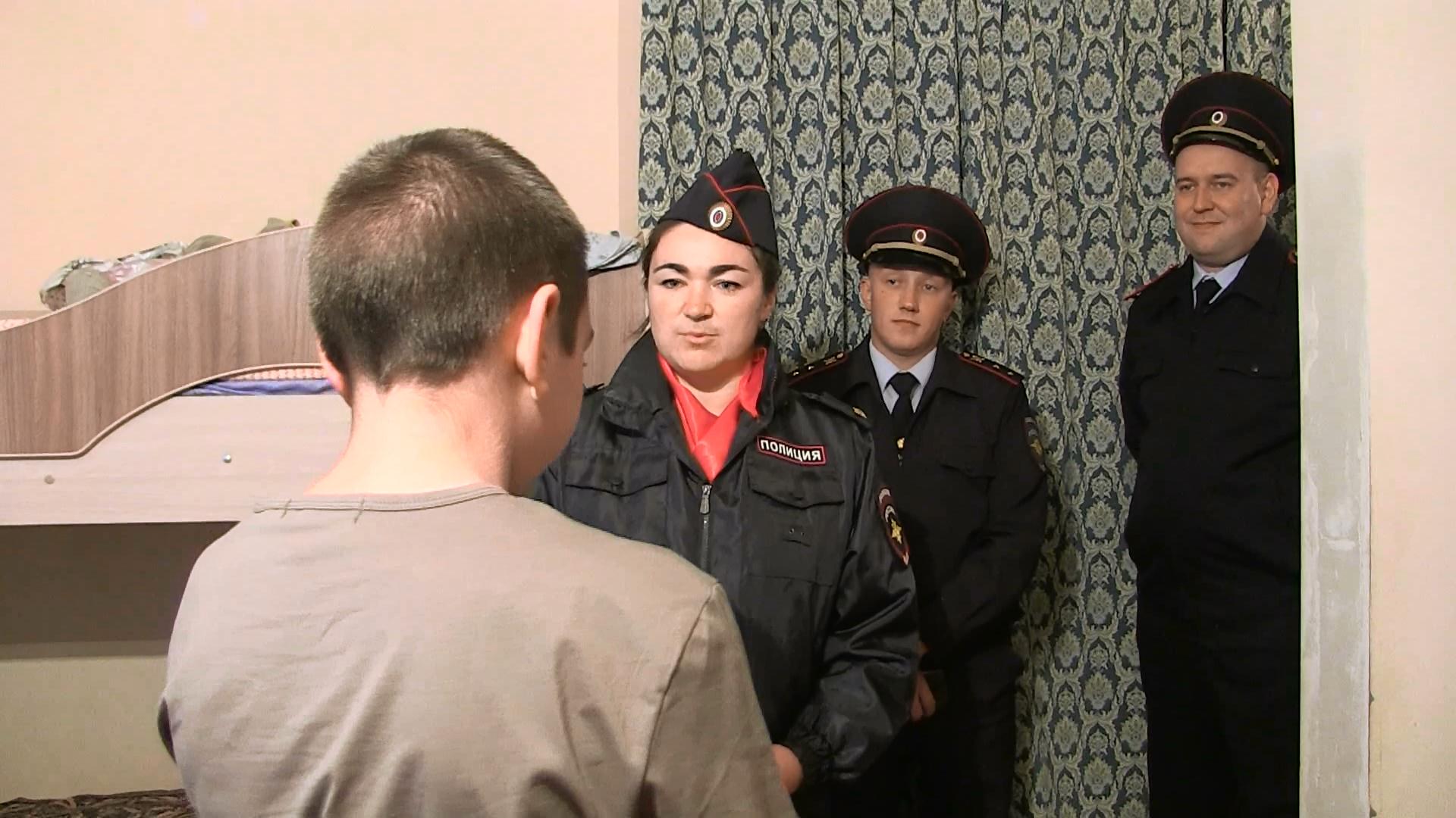 В Екатеринбурге полицейские проводят рейд по неблагополучным семьям в преддверии учебного года 