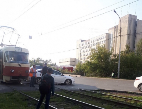 В Екатеринбурге столкнулись трамвай и легковушка