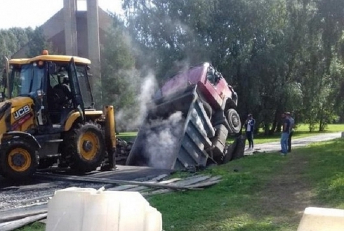 В Екатеринбурге грузовик ушел под землю