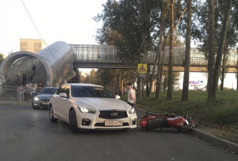 Водитель Infinity сбил мотоцикл в Екатеринбурге. Есть пострадавшие