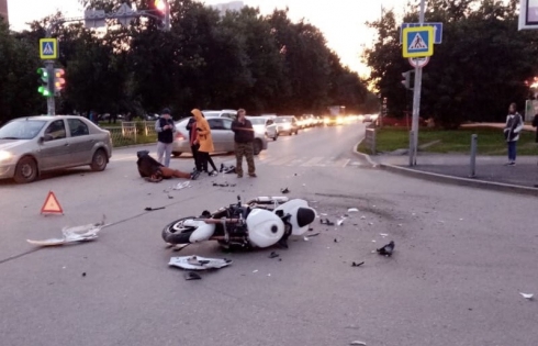 Байкер сильно пострадал: в Екатеринбурге мотоцикл влетел в УАЗ